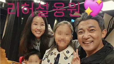 안재욱 노인 분장 근황… 아내 최현주·자녀와 리허설 현장 단란한 인증샷