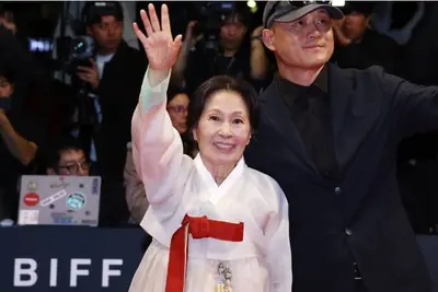 김혜자 건강 이상설 해명… 부산국제영화제 레드카펫 및 영화 '여전히 찬란하게' 복귀 정리
