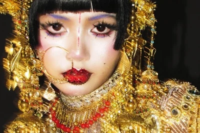 BLACKPINK's Lisa Reveals Bold 'Jibaro' Costume for Halloween... Perfectly Recreating 'Golden Decorations' from Head to Toe