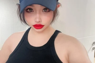 박봄, 2주 만에 근황 공개... 홀터넥 티셔츠 입고 화려한 비주얼 과시
