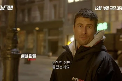 글렌 파월, 맨몸으로 건물 외벽 매달린 '찐 액션'... '더 러닝 맨' 짜릿한 서바이벌 영상 공개
