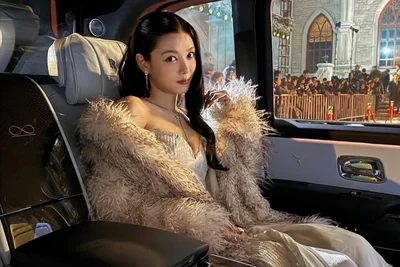 김유정, 한겨울 눈빛 닮은 독보적 미모 공개... 레드 드레스부터 퍼 코트룩까지 '우아함의 극치'