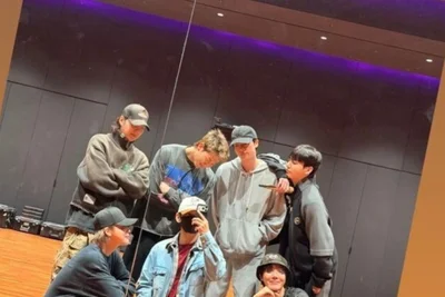 방탄소년단, 7인 완전체 연습실 포착... '군백기 끝' 컴백 기대감 속 논란 잠재울 '뭉클한 재회'