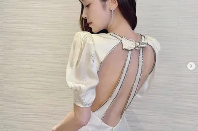 제시카, 군살 없는 등 라인 노출한 백리스 드레스 자태 공개... 변함없는 아이돌 몸매
