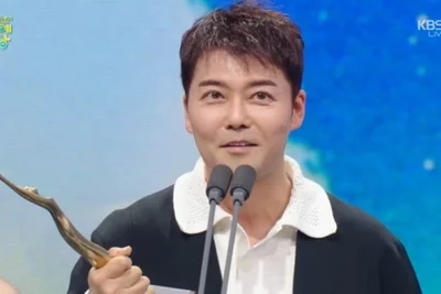 전현무, 데뷔 20년 만에 KBS 연예대상 첫 대상 수상...부친 투병 고백에 뭉클
