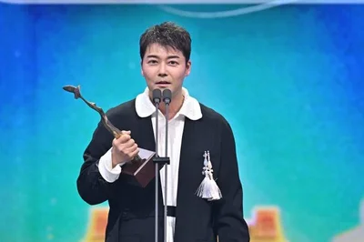 전현무, 데뷔 20년 만에 KBS 연예대상 첫 대상 쾌거 고향에서 이룬 감동의 결실
