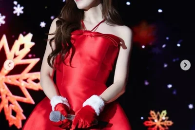 제시카, 크리스마스 앞두고 산타 걸 변신...어깨 드러낸 레드 드레스로 인형 비주얼 과시