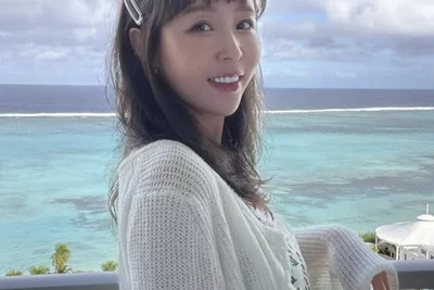 シンジ、リゾート地で伝えた近況 一層美しくなった若々しい美貌と結婚準備のニュースが話題