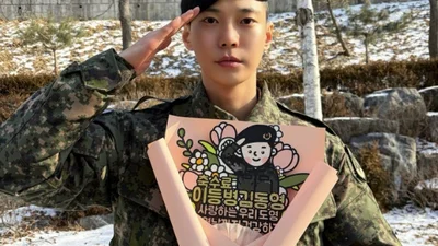 NCT 도영, 기초군사훈련 수료… 군복 입고 늠름한 거수경례 