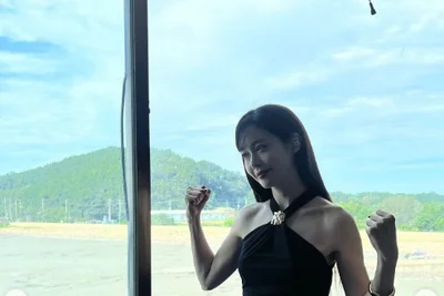 成宥利，果敢的黑色连衣裙姿态… 