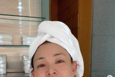 야노 시호, 샤워 가운 사이 드러난 각선미… 