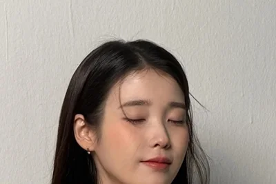 아이유, 순백의 드레스 자태… 녹음실 포착에 '가수 컴백' 기대감