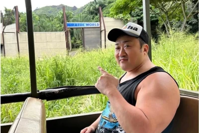 마동석, 쥬라기 월드 로고 앞 '괴물 팔뚝'…해외 촬영장 포착