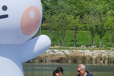 송선미, 베를린서 홍상수와 포착… '김민희 득남' 이후 근황