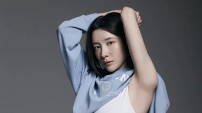 パク・ジヒョン、清純な美貌に満ちた「11字腹筋」…反転した健康美が爆発