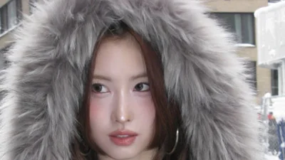 トワイスのモモ、雪原での大胆なモノキニ… 魅惑的なボディを披露