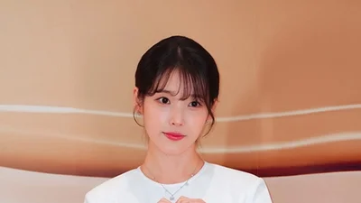 IU, purong puti na mini... '1:1:1 gintong proporsyon' na manika sa tunay na buhay