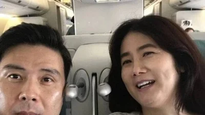 '은퇴 24년' 심은하, 54세 깜짝 근황… 남편 옆 수수한 민낯