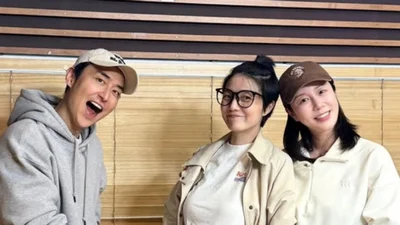 안영미·나비, 라디오 스튜디오서 D라인 인증샷… 