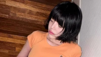 신지민, 상큼한 줄 알았는데…크롭티 속 '파격' 속옷 노출