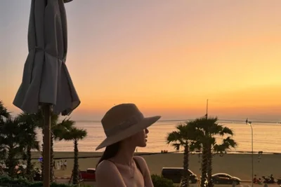 경리, 휴양지 달군 파격 시스루룩…명불허전 완벽 몸매