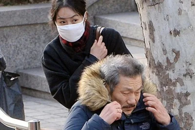 '돌 앞둔 아들' 홍상수·김민희, 유모차 끌고 공항 출국 포착