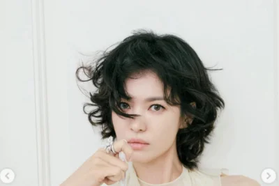 송혜교, 파격 가죽 톱에 드러난 선명 복근…단발펌 변신