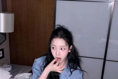 aespa Karina, Kahit ang Chocolate Mukbang ay Pictorial—Namumukod-tanging “Prada Fairy”