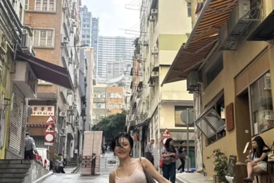 화사, 홍콩 홀린 파격 로우라이즈…4월 컴백 앞둔 완벽 자태