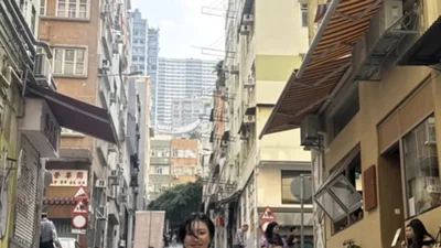 Hwasa Stuns Hong Kong With Bold Low-Rise… Flawless Looks Ahead of an April Comeback
