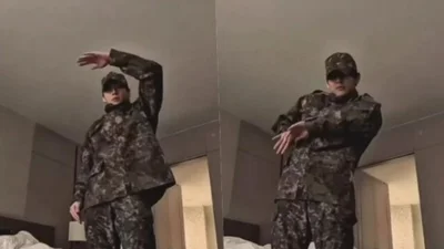 BTS Jungkook·V, Pamer Kerapian Militer yang Kalak Tajam untuk Tantangan Lagu Baru 'Swim'… Mata Tertuju pada Sikap yang Presisi