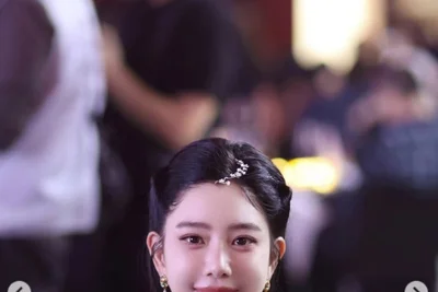 클라라, 핑크빛 드레스로 뽐낸 독보적 여신 자태… 