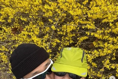 개리·아내, 개나리 앞 달콤한 볼 뽀뽀… 