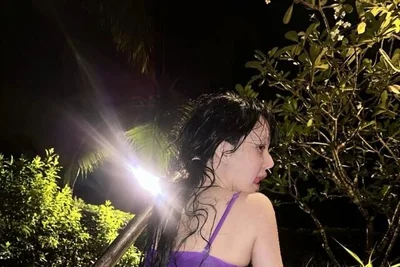 지민, 보라색 비키니로 뽐낸 탄탄한 몸매… 