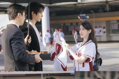 아이유 변우석 야구장 데이트, 키스타임 포착될까…21세기 대군부인 화제