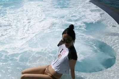 혜리, 아찔한 슬립 원피스로 뽐낸 성숙미… 요트 위 휴가 근황
