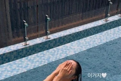 '박성광 아내' 이솔이, 빗속 수영장서 뽐낸 화이트 비키니