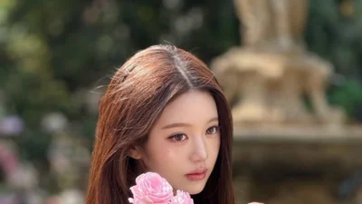 Ive Jang Won-young khoe visual như búp bê Barbie với chiếc váy trắng tinh