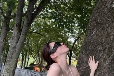 한소희, 파리서 파격 백리스 비키니…과감한 타투 노출