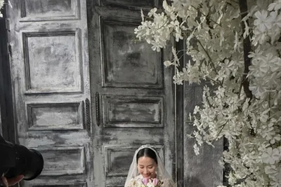 조여정, 45세 나이 잊은 드레스 자태… 김재철과 다정한 볼키스 현장 공개