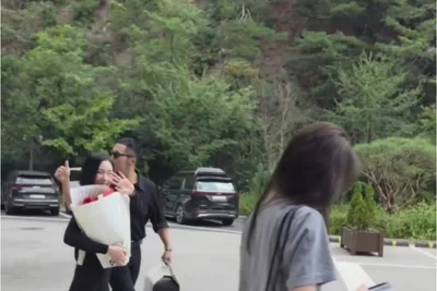 변요한, 아내 티파니 영 손 꼭 잡고 에스코트… 소녀시대 최수영 연극 현장 출격
