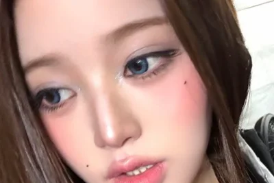 아이브 장원영, 레드 홀터넥 자태 공개… 