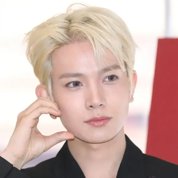 埃文举办首张个人迷你专辑 'DEATH OF ME' Showcase……摆脱 ENHYPEN 标签开启单飞