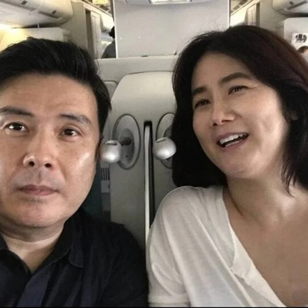 『引退24年』シム・ウンハ、54歳の驚きの近況…夫の隣で素朴な素顔