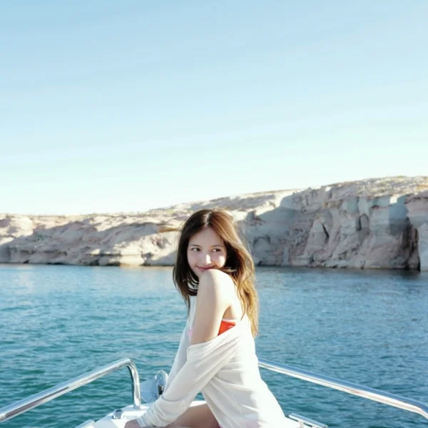 Blackpink’s Lisa Shares Updates From a US Canyon With a Message That Says, “Luxury Yacht Break”