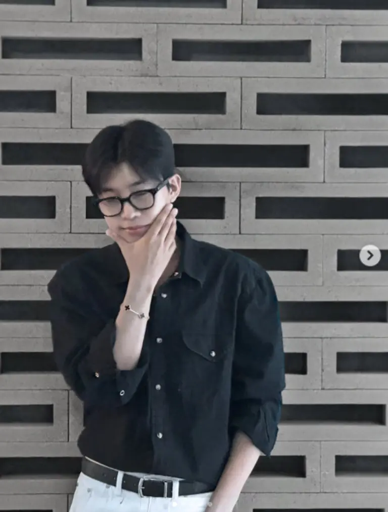 임영웅 뿔테안경 착용 모습