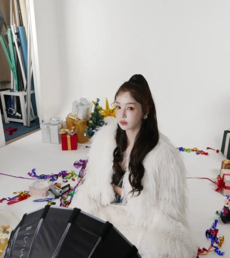 하얀 퍼 재킷을 입고 인형 같은 미모를 뽐내는 남규리