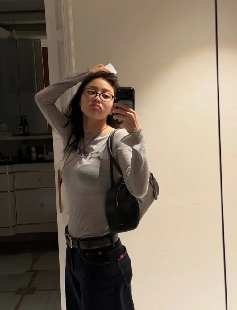 안경을 쓰고 일상을 즐기는 트와이스 지효