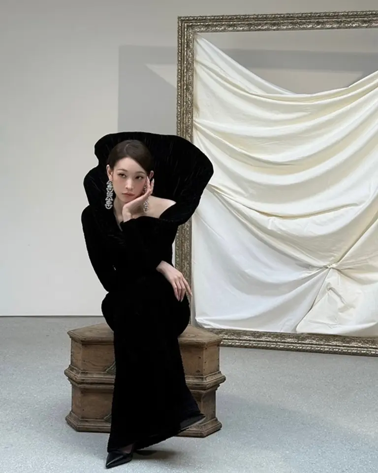 올데이 프로젝트 애니 블랙 드레스 화보