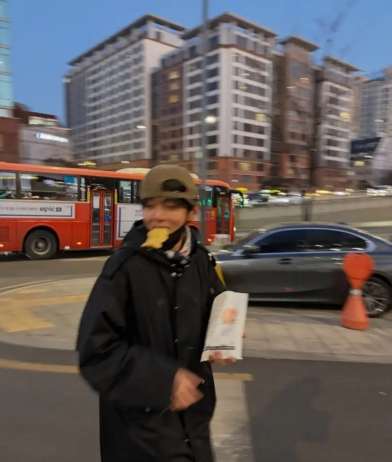 屋台の魚のすり身を食べる